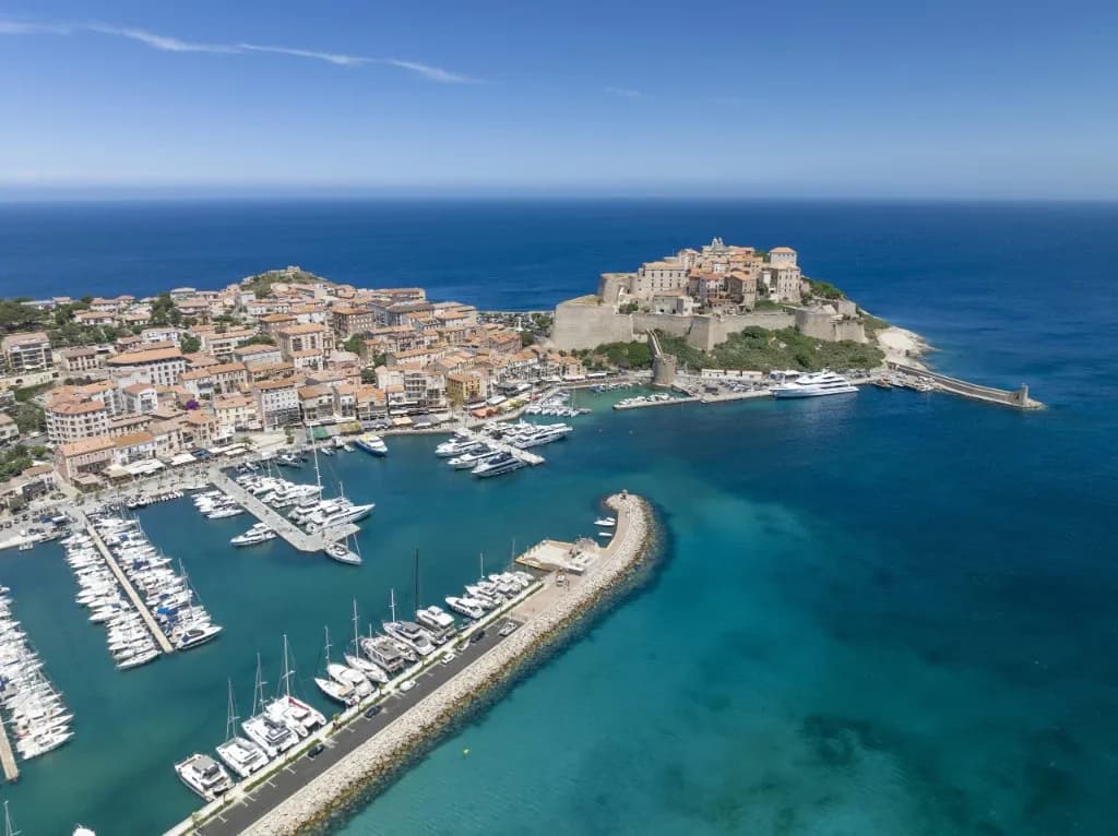 Vue aérienne du port et de la citadelle de Calvi, en Balagne